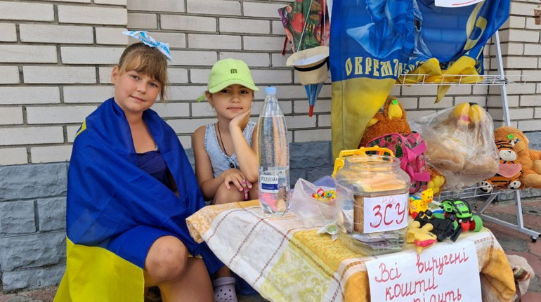 Дві дівчинки з Первомайська збирають кошти для 61-ї бригади: як допомогти