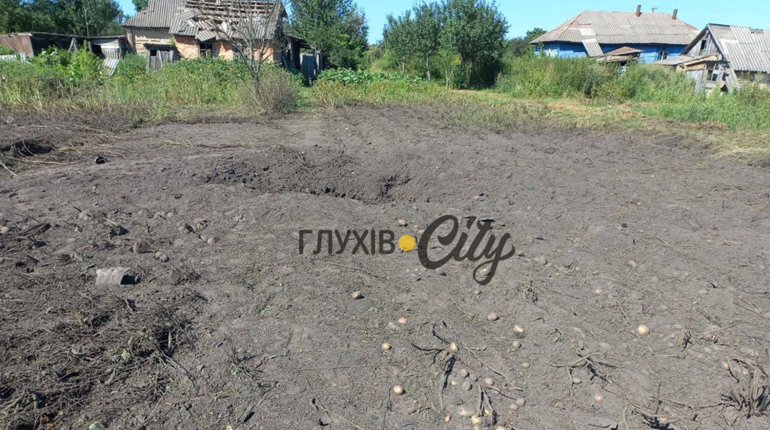 Росіяни вдарили безпілотником по селищу Есмань: пошкоджено житлові будинки