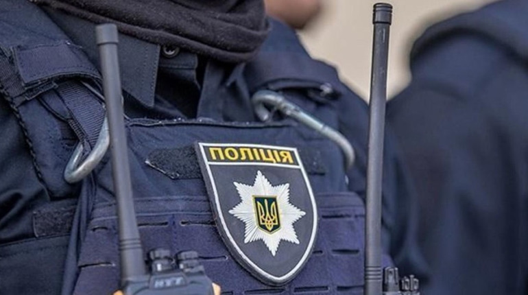 Нетверезий чоловік вночі не пускав дружину в будинок на Переяславщині: хроніка поліції