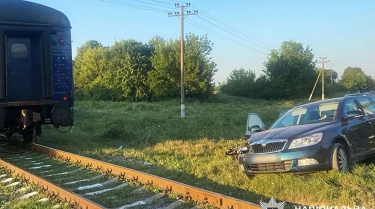 ДТП на переїзді в Григорівці: легковик влетів у локомотив, постраждала жінка