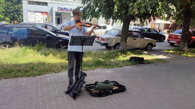 Музика для благодійності: Як 21-річний скрипаль Дмитро Гагін збирає кошти на відновлення України
