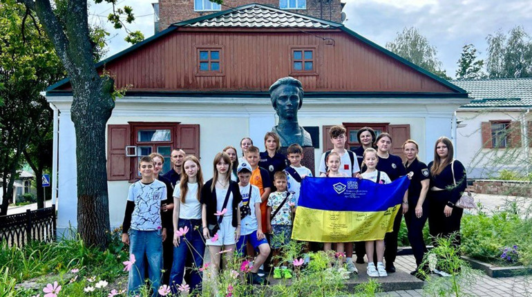 Звягельські поліцейські та діти передали Прапор України для захисників