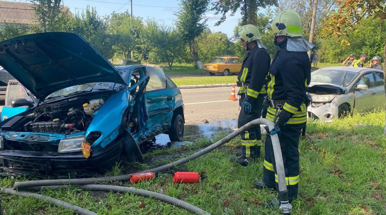 У Переяславі зіткнулися Ford та Opel — водійку госпіталізували в лікарню: хроніка поліції