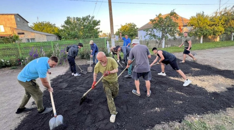 Жителі Березані Вигодянської громади самотужки відремонтували дві вулиці