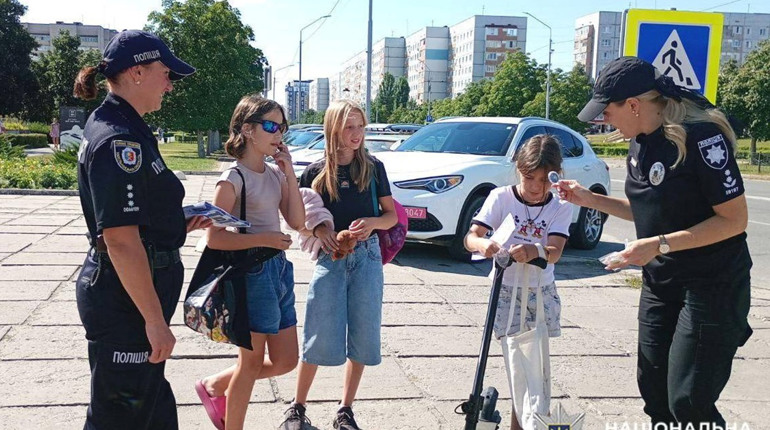 «Самокат – не іграшка, керуй безпечно»: у Нетішині юних водіїв навчали правил дорожнього руху