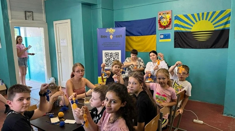У Кривому Розі для мешканців Волноваського району провели майстер-клас із виготовлення мотанки