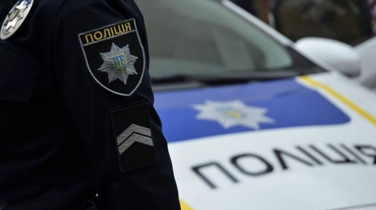 Пʼяний чоловік чіплявся до перехожих і заважав заходити в магазин у Переяславі: хроніка поліції