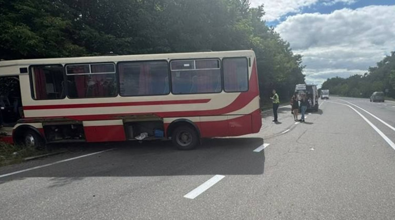 ДТП на трасі Житомир-Вінниця: дев'ятеро постраждалих внаслідок зіткнення автомобіля з автобусом