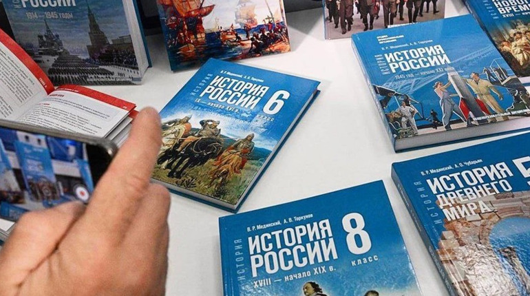 Кремль мілітаризує освіту: в російських підручниках історії з’являться “герої спецоперації”