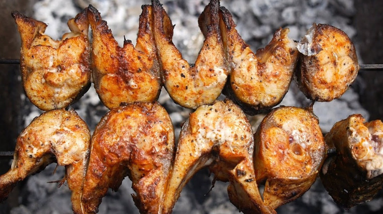 Як приготувати шашлик зі скумбрії: простий рецепт риби на мангалі