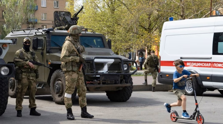 Окупанти в Мелітополі завезли масовку для «святкування» Дня прапора РФ