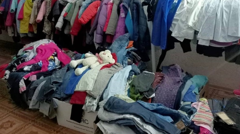 Допомога херсонцям у Миколаєві: безкоштовний одяг та взуття від благодійників
