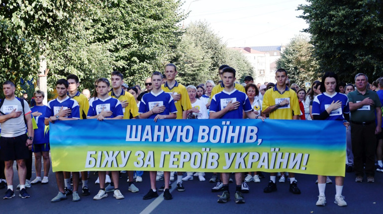 Звягель вшанував Героїв у Всеукраїнському патріотичному забігу "Шаную воїнів, біжу за героїв України