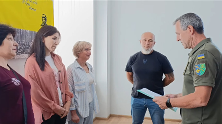 Родині безвісти зниклого військовослужбовця Віталія Романичева передали державну та відомчу нагороди