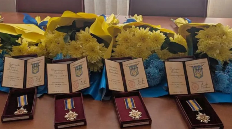 Родинам загиблих захисників зі Старокостянтинівщини вручили посмертні ордени «За мужність»