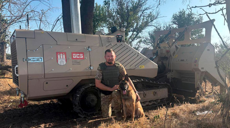 Як київські поліцейські та їх собаки-сапери допомагають розміновувати Херсонщину (фото)