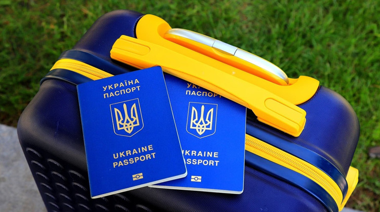 Нові правила виїзду за кордон: що змінилося для чоловіків і жінок в Україні