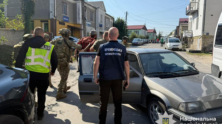 У Кременці затримали злочинну групу, що вирощувала та збувала наркотики