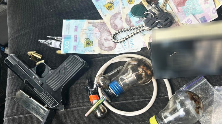 Закладки, наркотики й зброя: троє з Південноукраїнська постануть перед судом