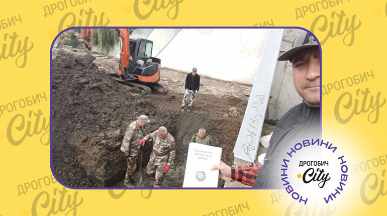 “Визволителі” лежать у домовинах з червоними шматами: на Вічному вогні ексгумують тіла солдатів