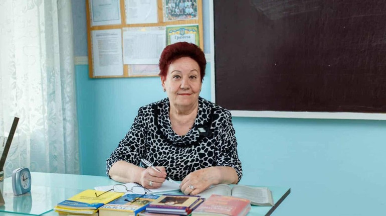 Жовтоводці збирають на лікування вчительки історії, яка працює у 12 школі