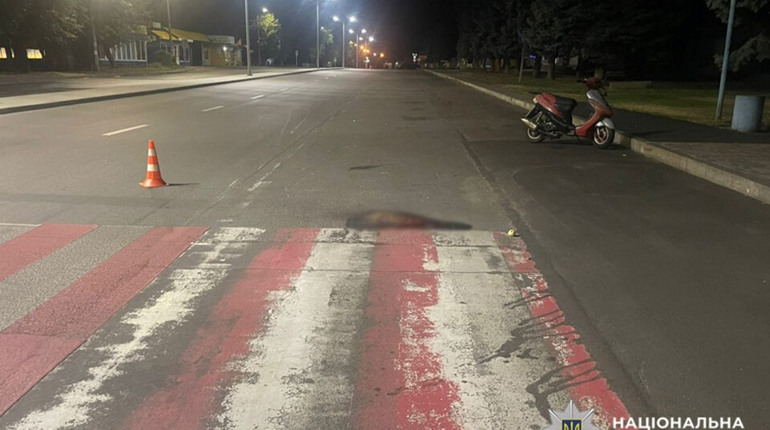 У Золотоноші скутерист збив пенсіонерку на пішохідному переході