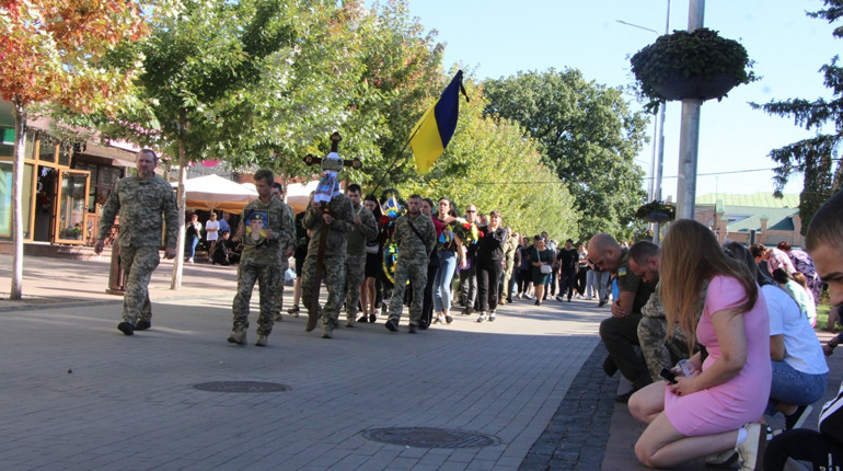 У НІЖИНІ ПРОЩАЛИСЯ ІЗ ПОЛЕГЛИМ ВОЇНОМ ДМИТРОМ КРУЧКОМ