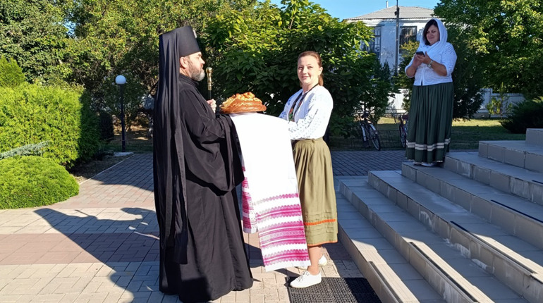 Архієпископ Афанасій відправив Літургію та панахиду у Захарівці: молитви за захисників України
