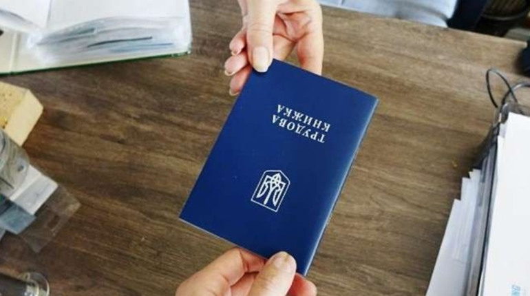 Щоб не втратити стаж, потрібно оцифрувати паперову трудову книжку: попереджає Пенсійний фонд України