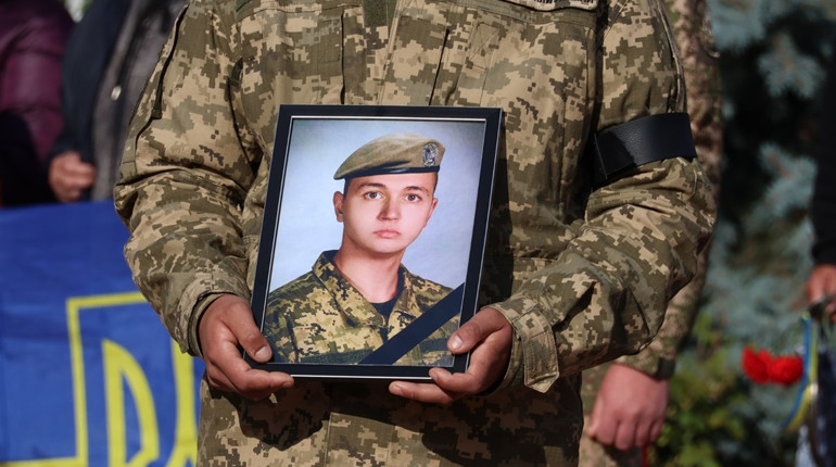 Південноукраїнськ попрощався з 26-річним воїном Романом Змерзлим
