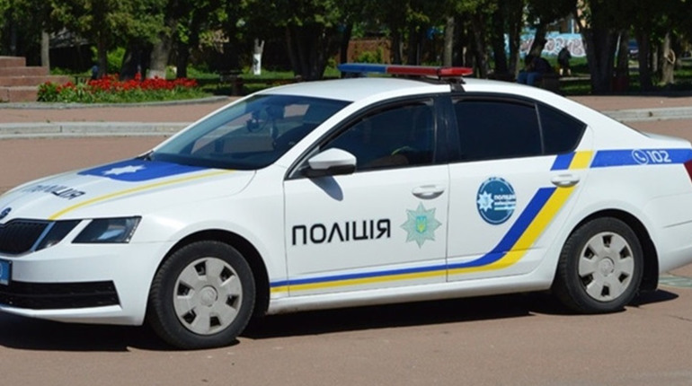 На Переяславщині чоловік сварився з сусідами, а жінка з батьками: хроніка поліції