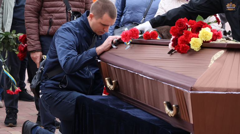 Маріуполь, Оленівка, додому на щиті: південноукраїнці попрощалися з Андрієм Орловським