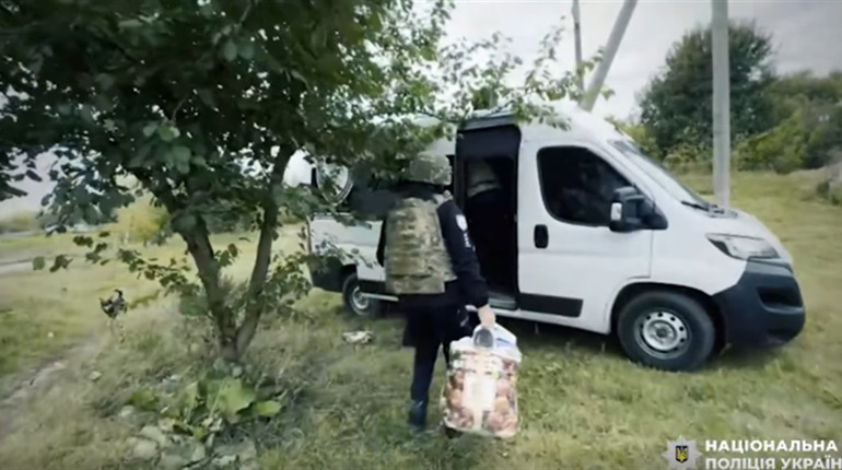 «Білі янголи» вивезли матір із сином та сусідку із зони постійних атак на Сумщині