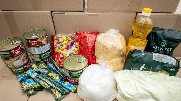 Івано-Франківська міськрада видає продуктові набори для ВПО пільгових категорій з Херсонщини