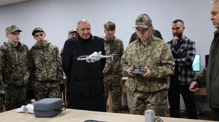 Учні навчаються керувати дронами: у Бориславі відкрили осередок Захисту України