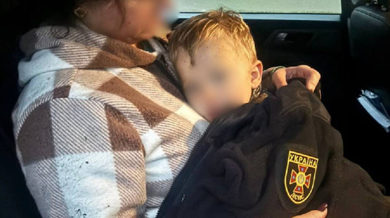 На Фастівщині рятувальники знайшли зниклого дворічного хлопчика у лісі