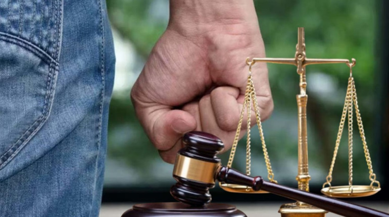 У Глухові судили чоловіка, який побив товариша кочергою до смерті