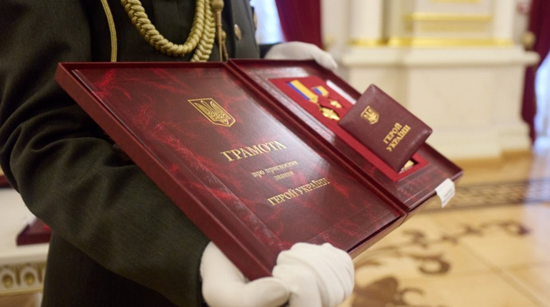 Президент вручив ордени «Золота Зірка» родинам загиблих захисників із Миргорода
