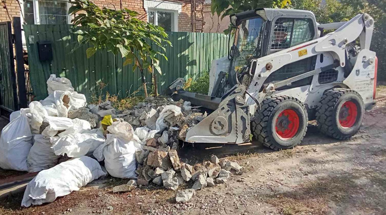 У Нікополі комунальники ліквідовують наслідки обстрілів та продовжують роботи з благоустрою міста
