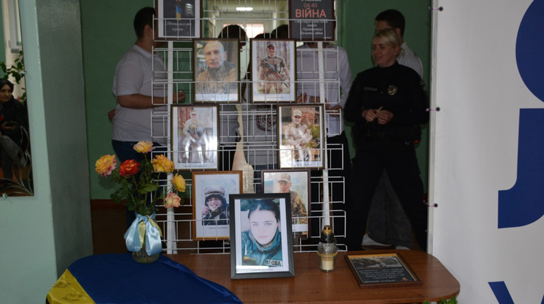 У СШ№1 відкрили меморіальну дошку Героїні Яні Сілікіній