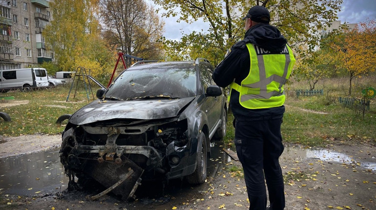У Шостці ревнивець підпалив авто співмешканки і був затриманий