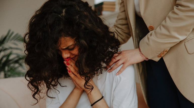 "Не можна казати “все буде добре”": як правильно говорити з людьми, які пережили втрату