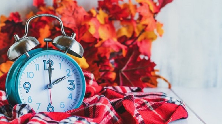 Україна переводить годинники: що варто знати про зимовий час 2025