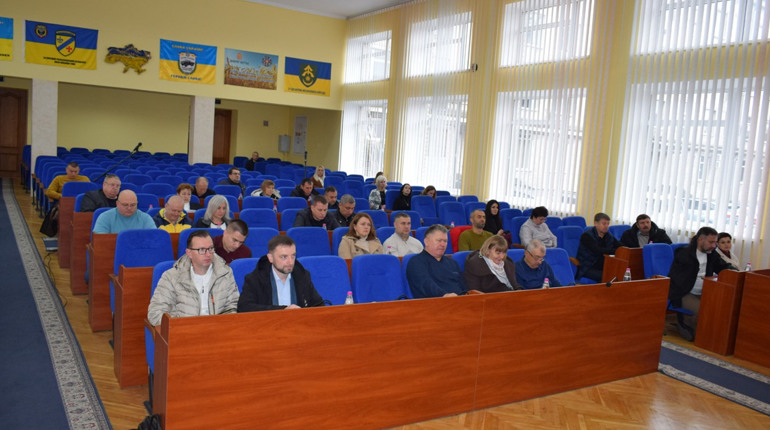 Сесія: допомога переселенцям, шана героям і звернення за гідні зарплати освітян