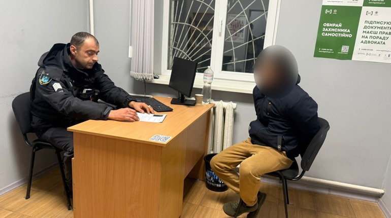 У Тростянці поліцейські вилучили у чоловіка чотири гранати та п'ять запалів