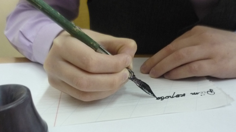 Назад у минуле: у російських школах дітей навчатимуть користуватися пером і логарифмічною лінійкою