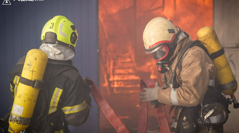 🔥Пожежа в Усатовому на СТО: горіли автомобілі та обладнання