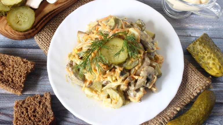 Рецепт дня: салат з печінкою, грибами й огірками