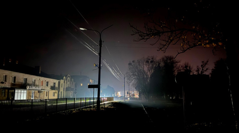 Темне, але живе місто: як виглядає Тростянець під час відключень світла