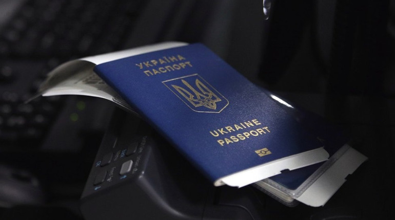 Чому скасоване продовження терміну дії закордонних паспортів: пояснення МЗС